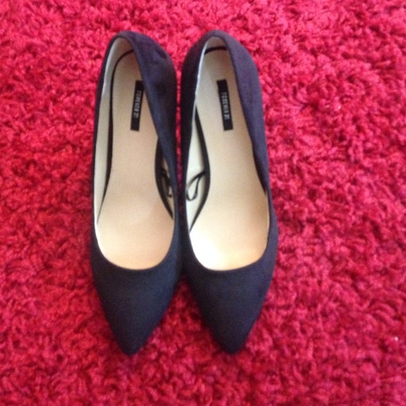 Black pumps