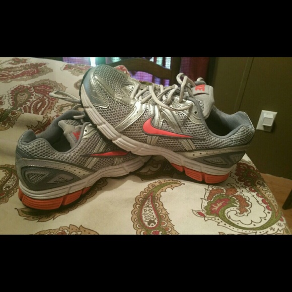 NIKE Tennis shoes!!