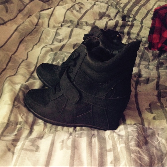 Black wedge sneakers