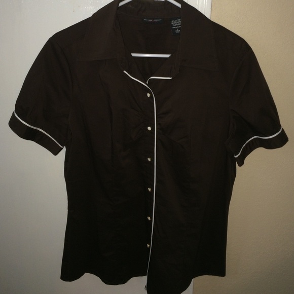 Very cute short sleeve button up shirt
