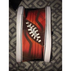 Skate hi-vans a Person painted the print.