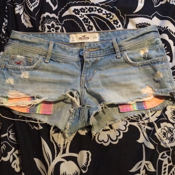Cute destressed Hollister shorts!