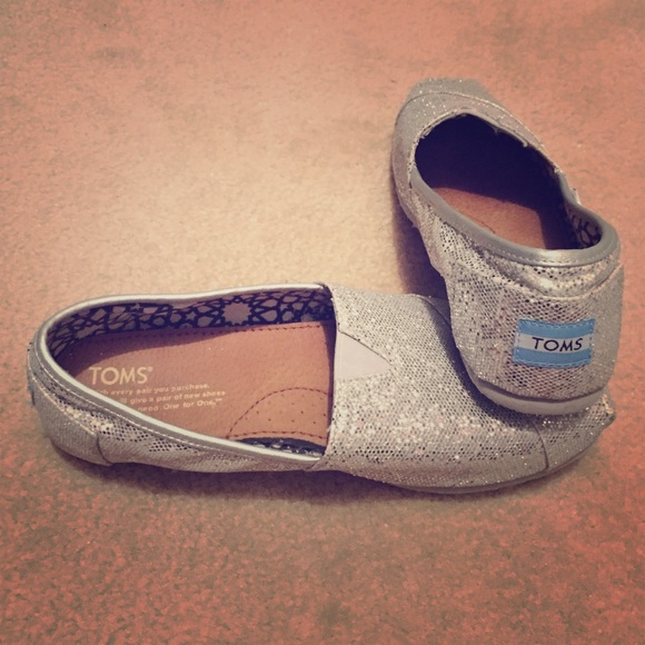 Authentic Toms silver sparkle shoes. Size 9 - Picture 1 of 1