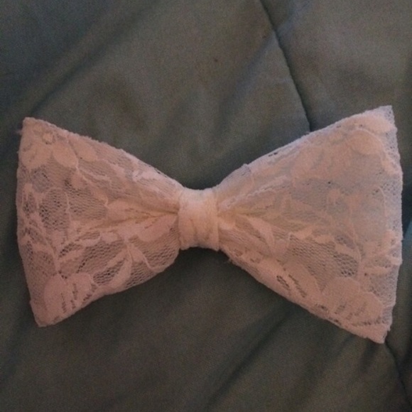 White Lace Bow from Claires - Picture 1 of 3