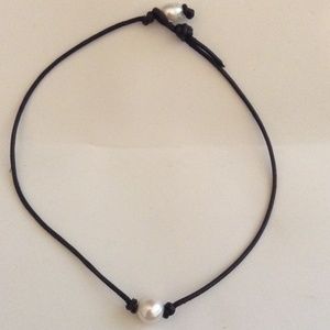 Single faux Or 9mm freshwater pearl leather choker