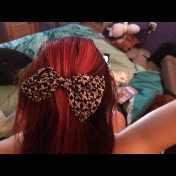 Crossed Bow with Spikes from Claires - Picture 2 of 4