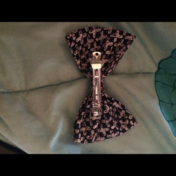 Crossed Bow with Spikes from Claires - Picture 3 of 4