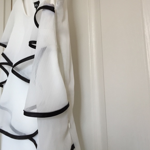 Black and white sheet ruffled blouse - Picture 3 of 3