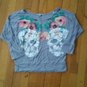 NWOT Skulls and flowers top!