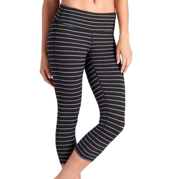 Athleta Outerwear - Athleta chaturanga capri Large