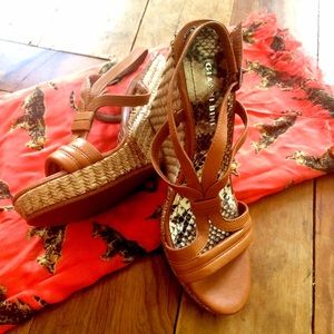 New Gianni Bini cognac wedge sandal