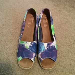 TOMS wedges