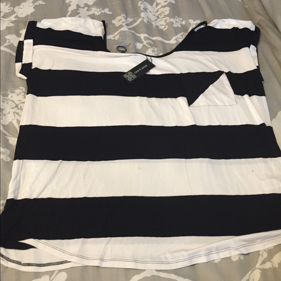 1 hour🌷Black & white Striped top🌷 - Picture 2 of 4
