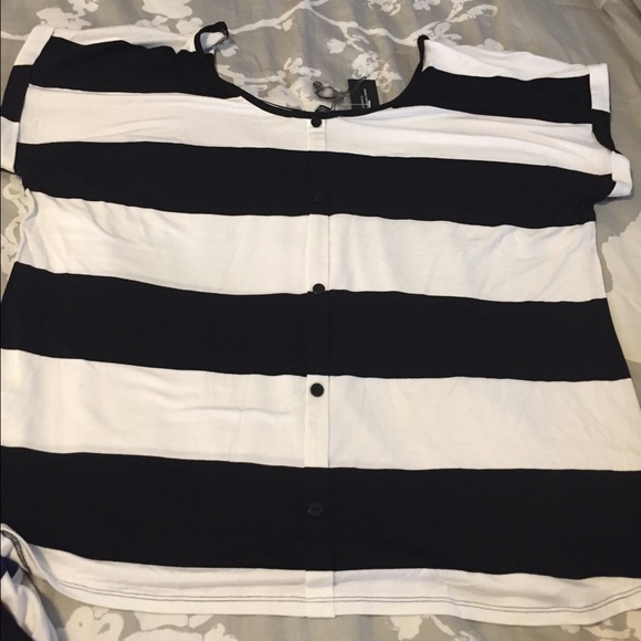 1 hour🌷Black & white Striped top🌷 - Picture 4 of 4