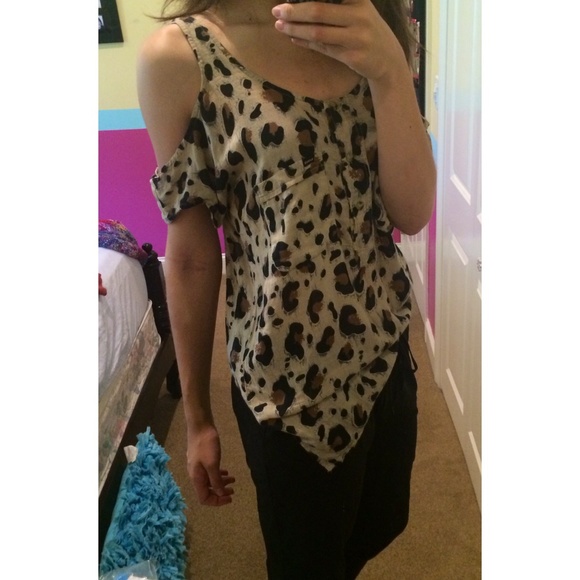 Open shoulder leopard top - Picture 1 of 3