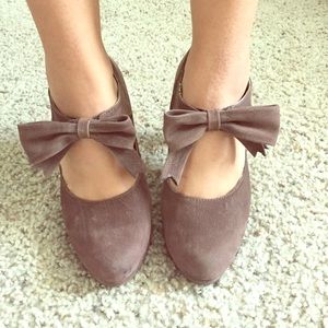 Closed toe brown bow heels
