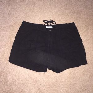 Black linen shorts!!