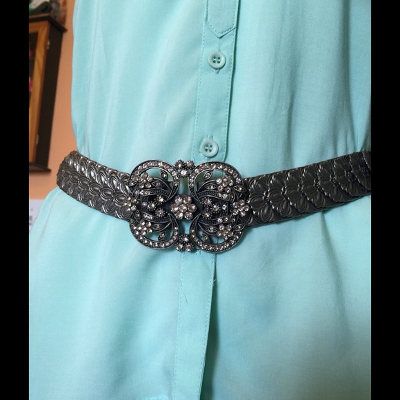 Silver stretchy belt with great buckle! - Picture 2 of 2
