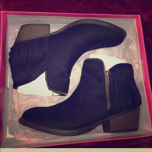 Qupid black fringe boots size 8