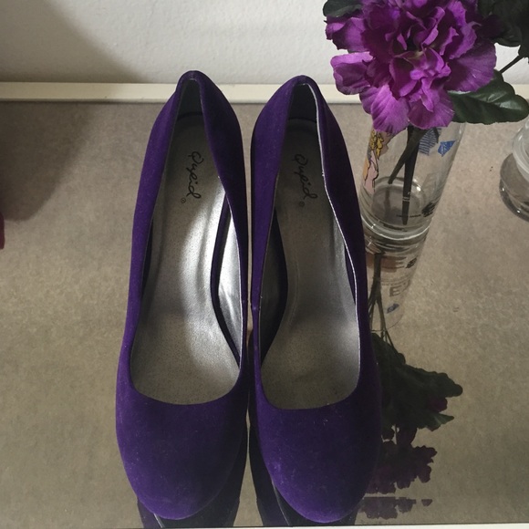 Velvet purple pumps