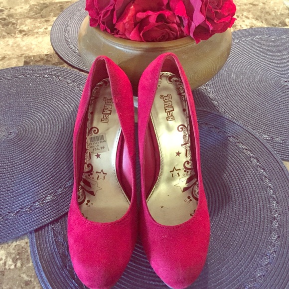 NWT Brash smokin red pumps