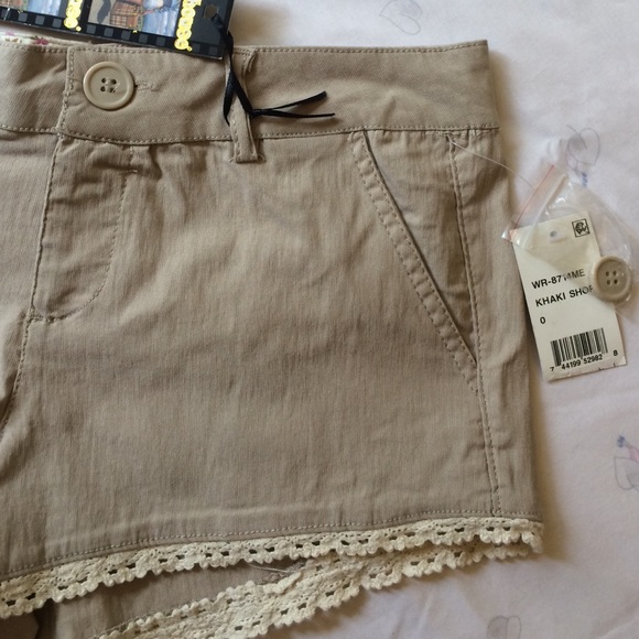 Dollhouse Sienna Juniors Khaki Lace Shorts Size 1 - Picture 5 of 6