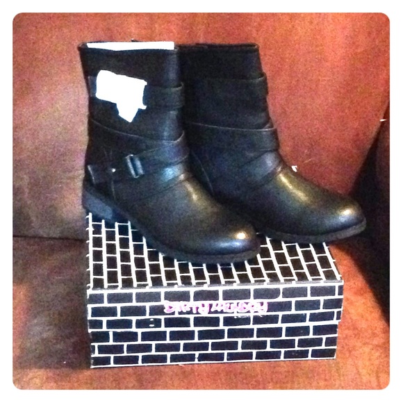 Dirty Laundry Showpony black motorcycle boots