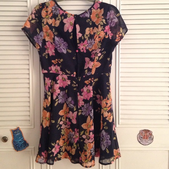 Forever 21 Floral Short Sleeve Dress - Picture 2 of 4