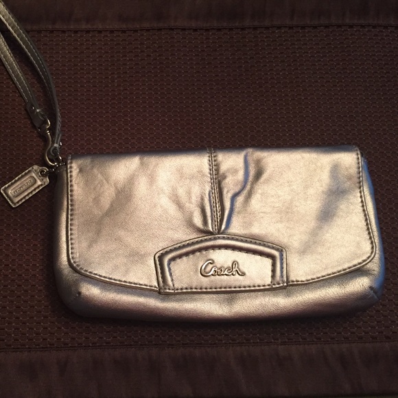 ❌SOLD❌Coach silver wristlet/clutch