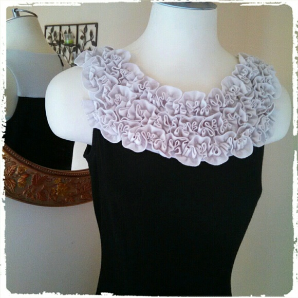 🎉HP! SANGRIA IVORY & BLACK RUFFLE NECKLINE DRESS - Picture 2 of 4