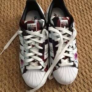 Adidas superstars