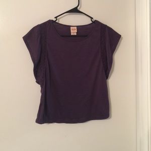 🔥Grape colored top with crochet on the shoulders