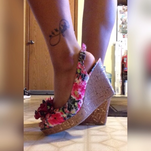 💕 New ; Multi Colored Pom Pom Wedges