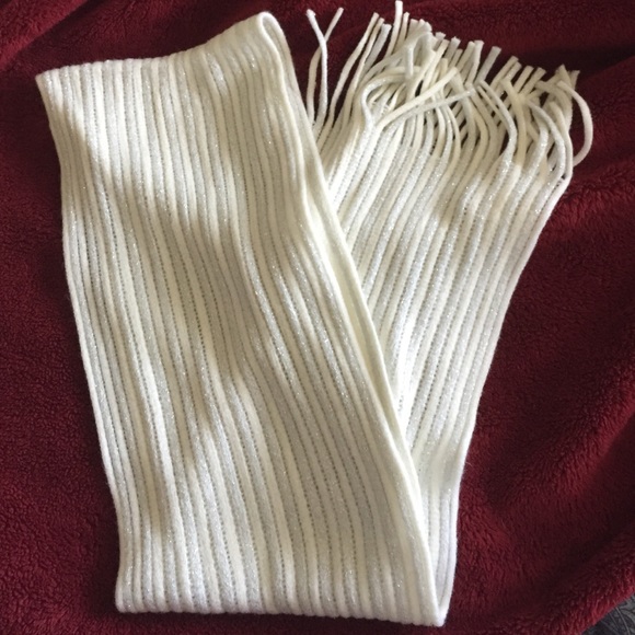 🆕 White Knit Scarf