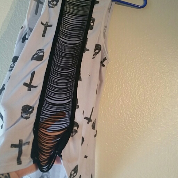 Skull & Cross tank with partial open back - Picture 3 of 4