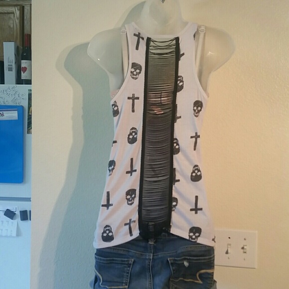 Skull & Cross tank with partial open back - Picture 4 of 4