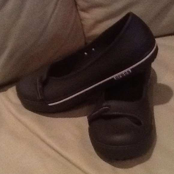 New crocs black loafers