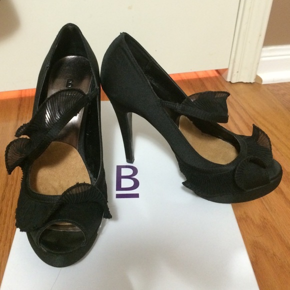 Black pumps