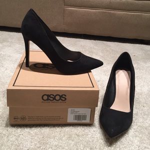 Black pointed toe pump