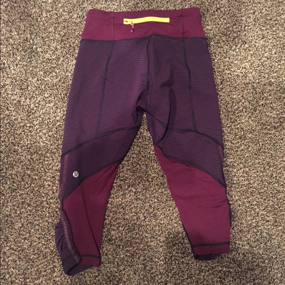 SOLD** Lululemon run for your life crop size 4 - Picture 2 of 3