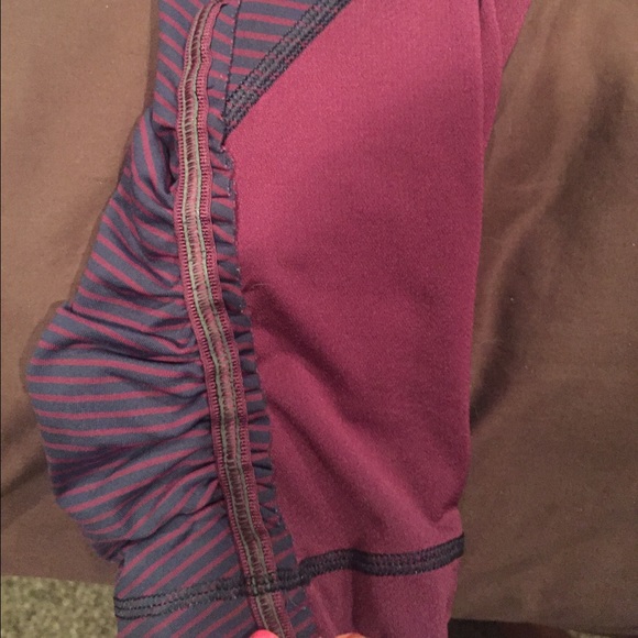 SOLD** Lululemon run for your life crop size 4 - Picture 3 of 3