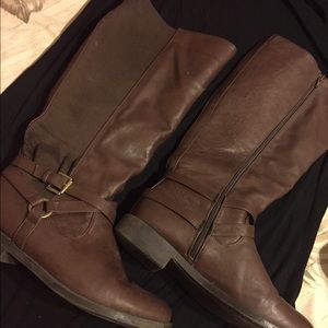 Brown rue 21 zip up boots.