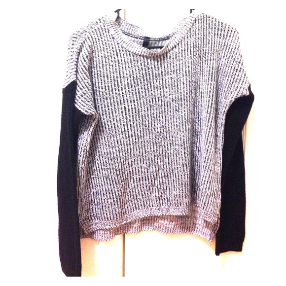 Black and white sweater - Picture 1 of 1