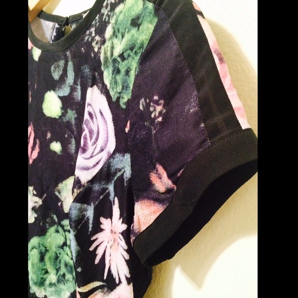 🌸MADE For Impulse Graphic Dress with Back Cutout - Picture 2 of 4