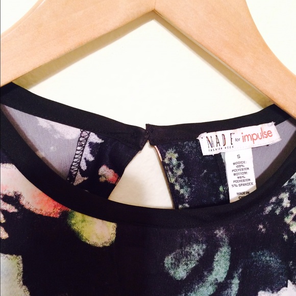 🌸MADE For Impulse Graphic Dress with Back Cutout - Picture 4 of 4