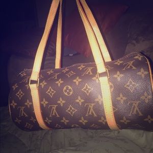 ** MUST SEE ** L. V. Shoulder Bag