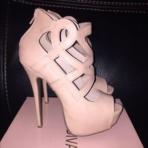 Wild diva nude fabulous platform pumps!