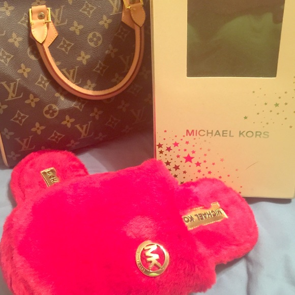 Authentic Michael Kors slippers 👠