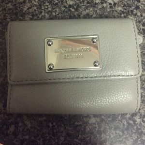 Grey Michael Kors walet