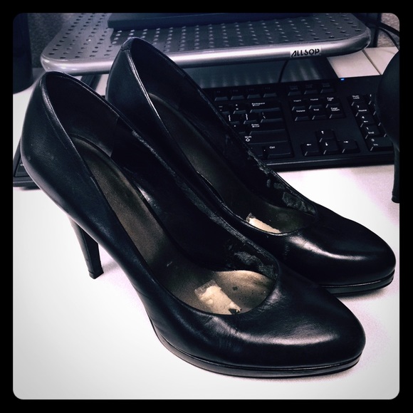 Black pumps